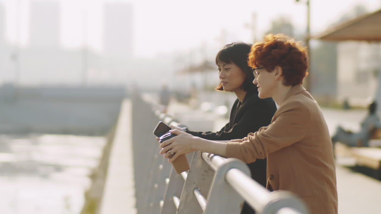 азиатские и кавказские бизнесмены, выступающие на набережной в городе