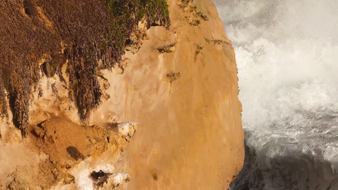 las olas del océano golpean los acantilados en los doce apóstoles
