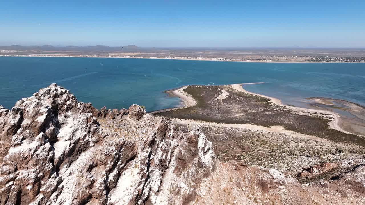 isla de alcatraz en el mar de cortez toma aérea