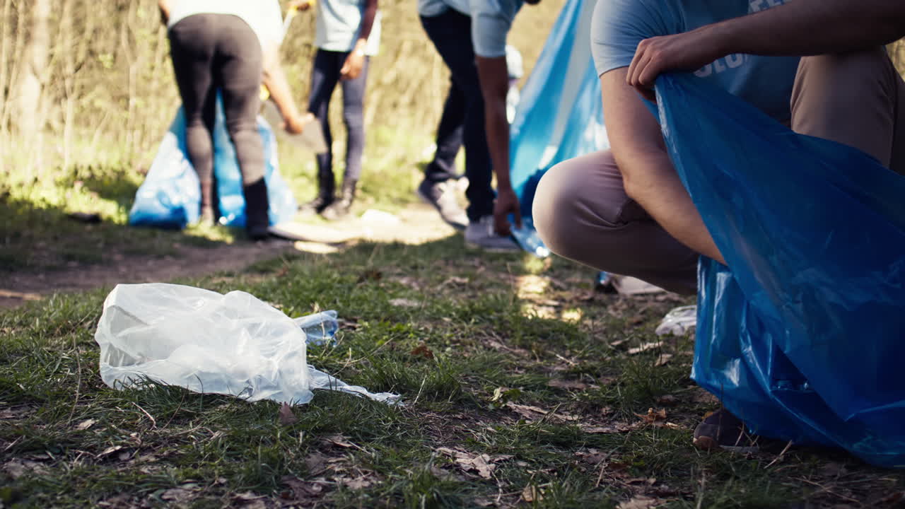 Pessoas usando ferramentas apropriadas para limpar a floresta e reciclar resíduos plásticos