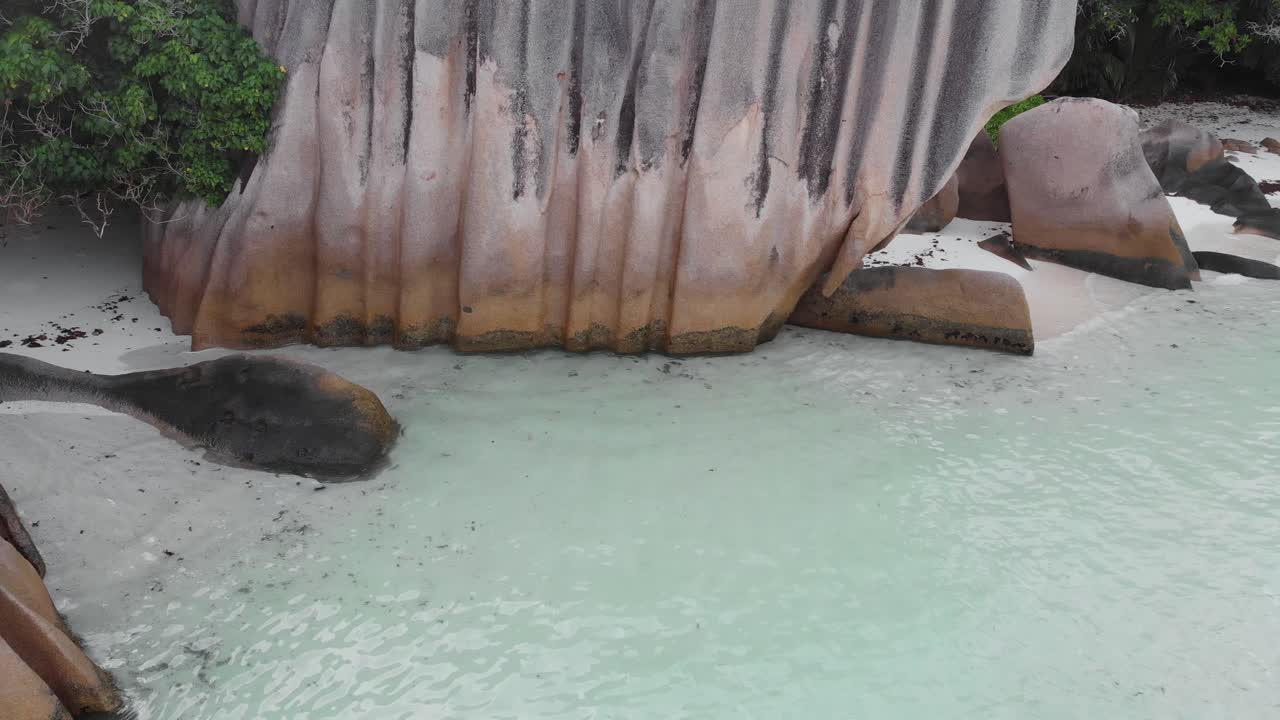 anse source d'argent, la digue, seychelles의 공중 전망은 해변에 사람이 없는 이른 아침 시간에 촬영되었습니다.