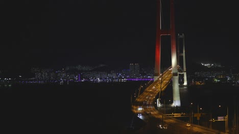 coches conduciendo por el puente de noche