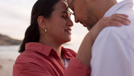 amor, abrazo y puesta de sol con una pareja en la playa