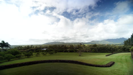 Ruhige-Aufnahmen-Von-Der-Spitze-Eines-Hügels-Auf-Kauai-An-Einem-Bewölkten-Tag