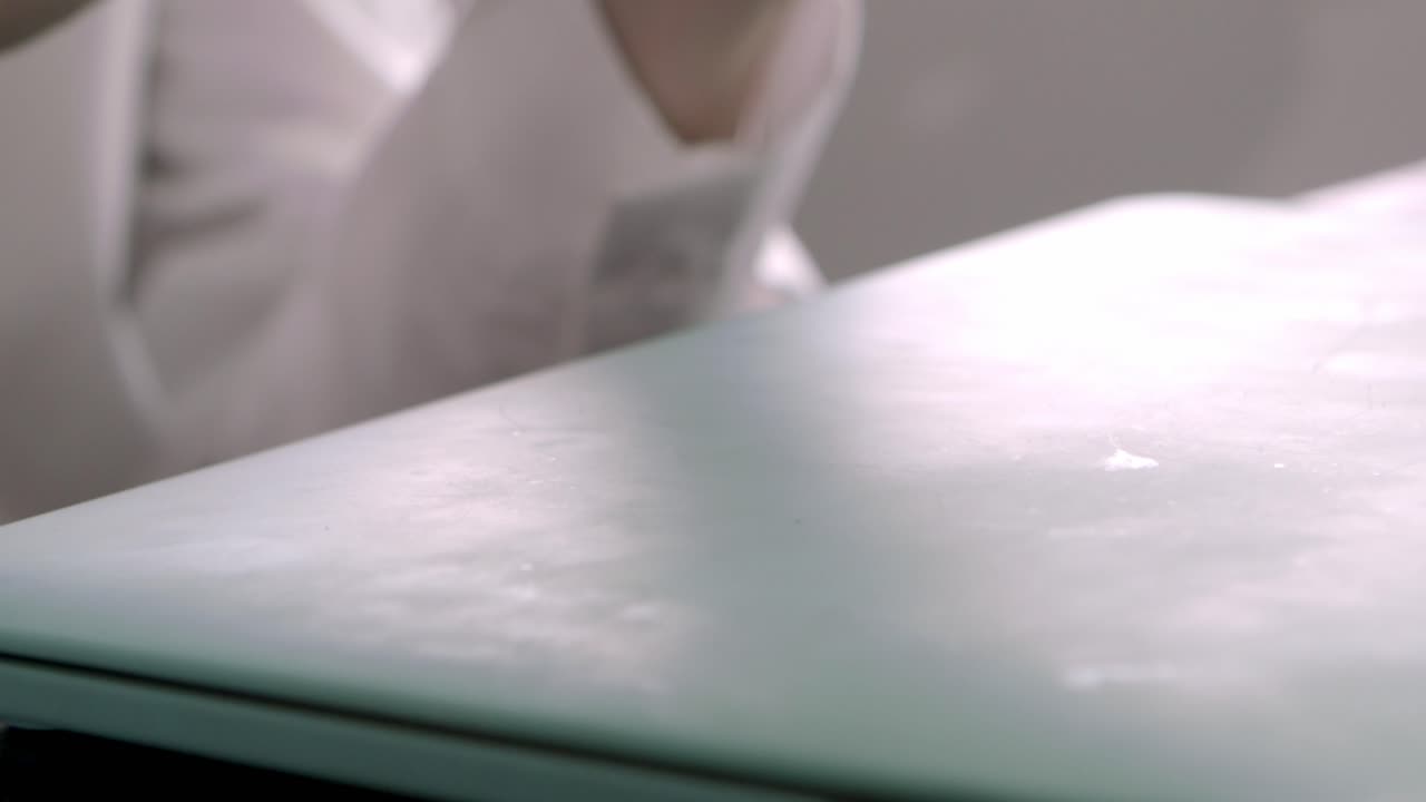 auriculares inalámbricos y computadoras móviles, tareas de oficina