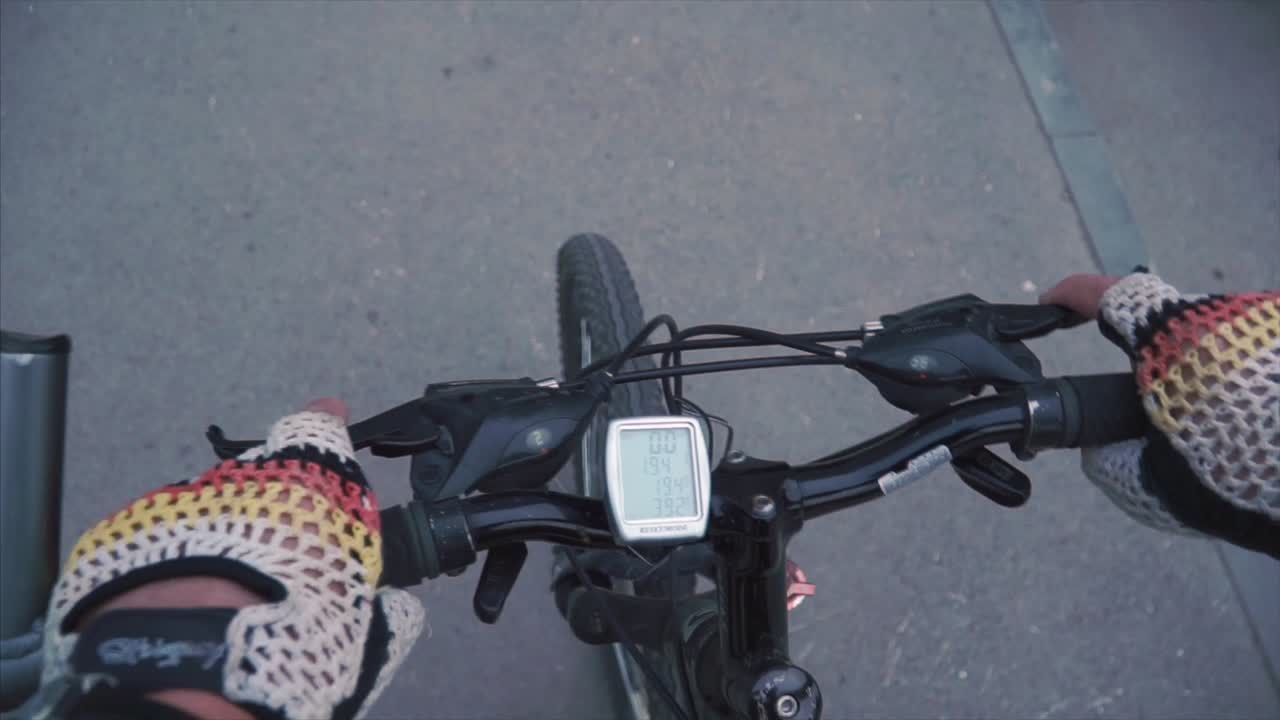 자전거를 타고 자전거 타는 사람