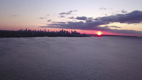 Vista-Aérea-A-Través-Del-Lago-Ontario-Del-Horizonte-De-Toronto-Al-Amanecer