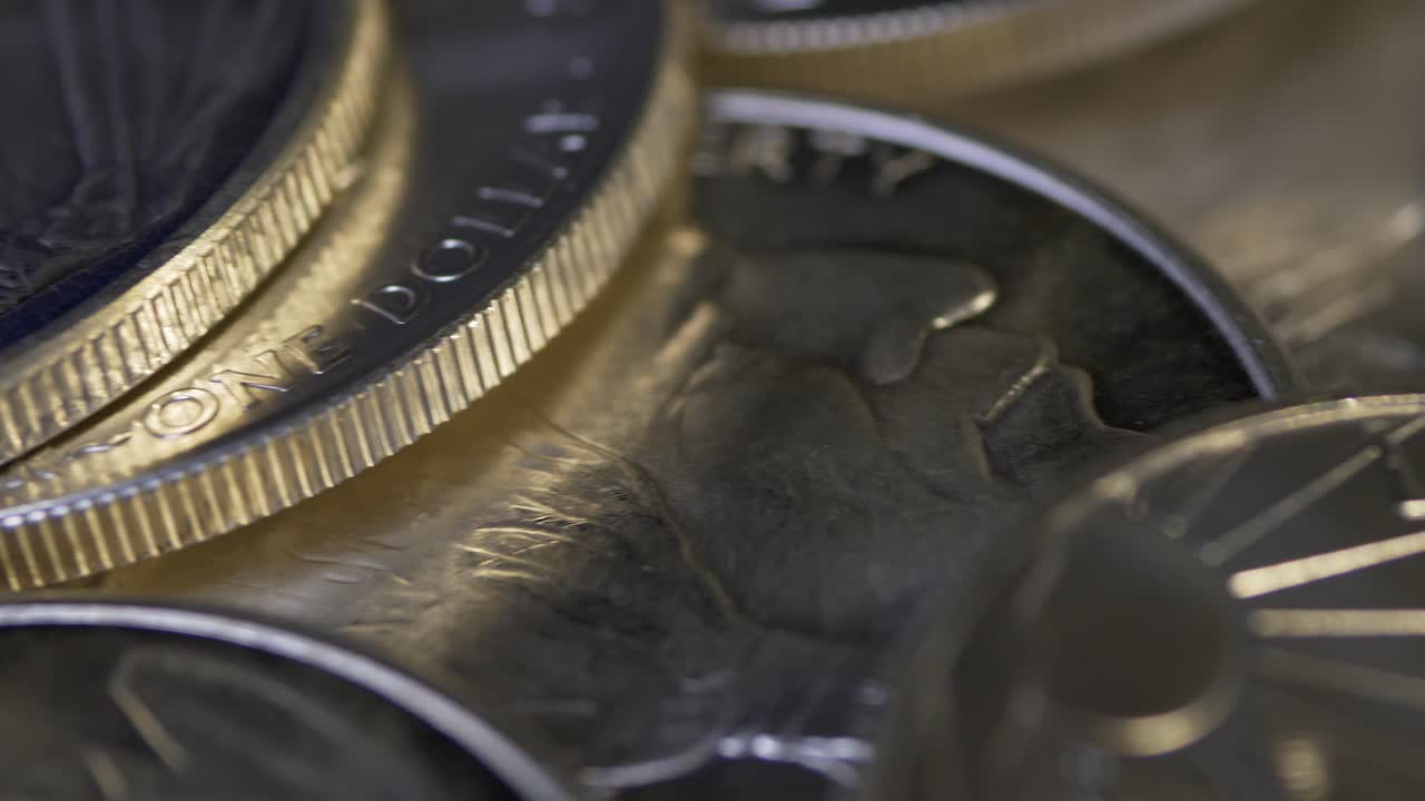 una vista amplia de nosotros monedas de plata