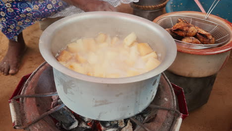 escena tradicional de cocina al aire libre, probablemente en un entorno africano