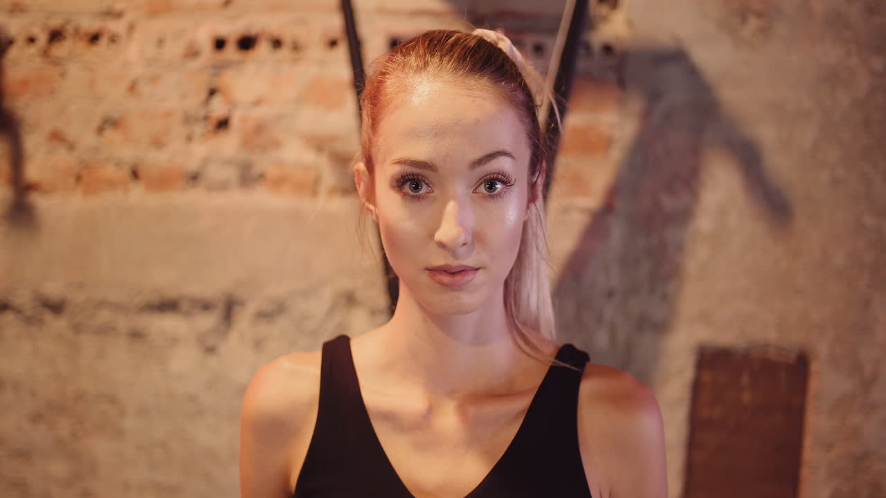 Ripresa a mano libera di una giovane atleta donna determinata in un centro fitness