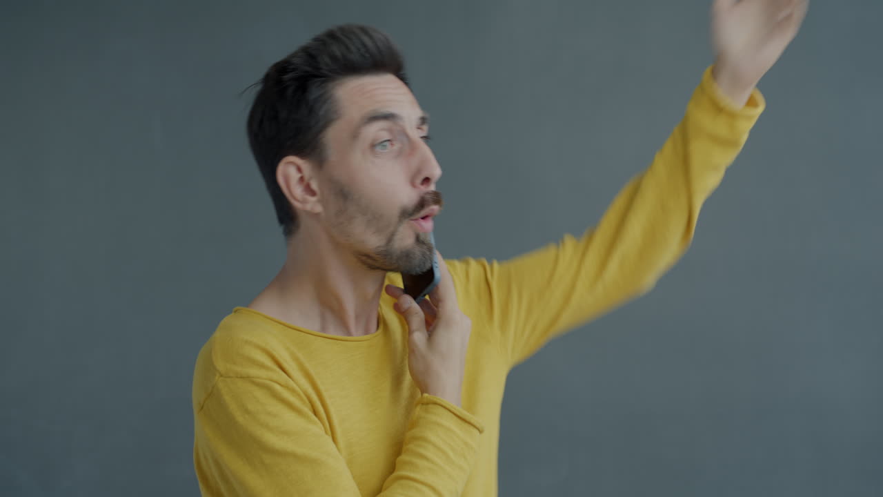 전화로 얘기하는 남자