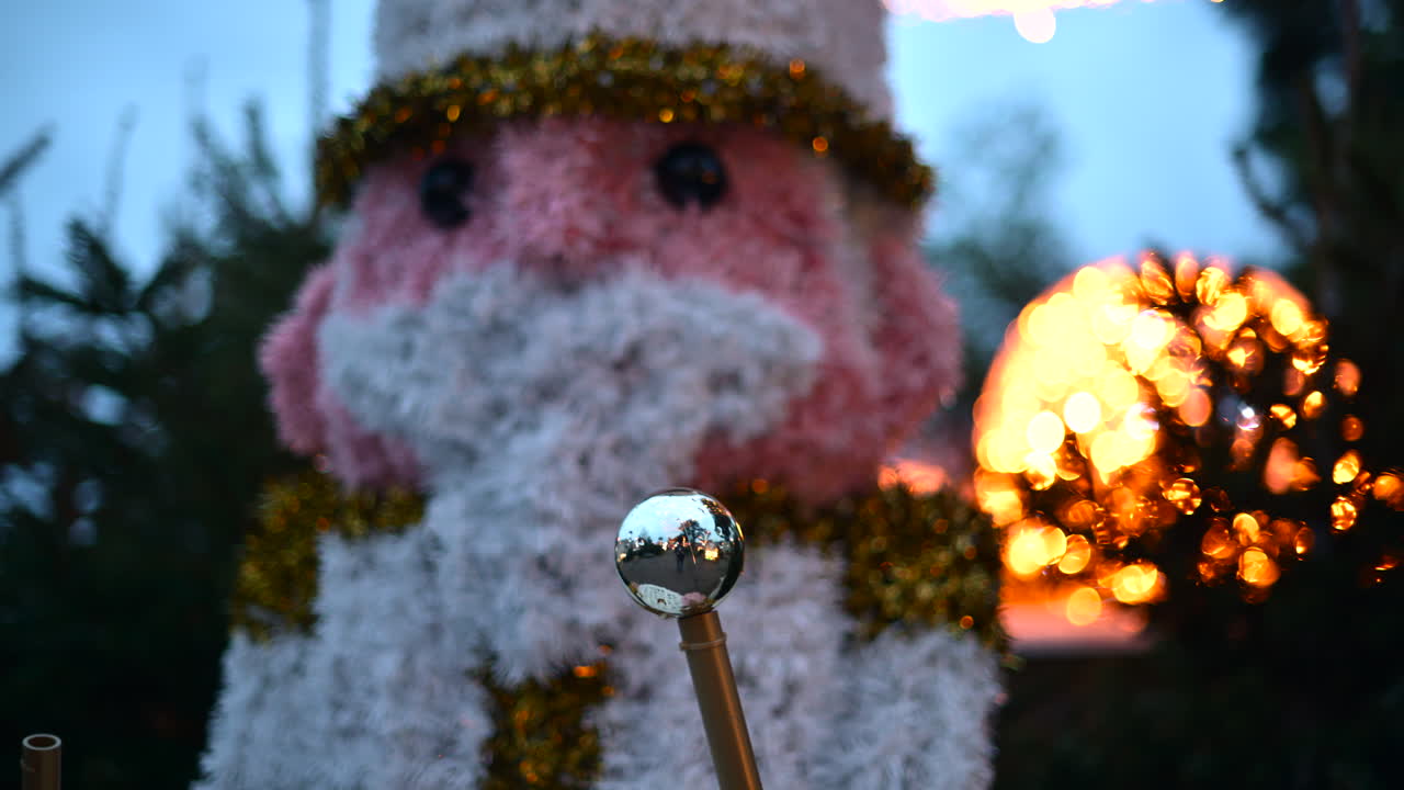 Soldado quebra-nozes natalino decorado e iluminado por luzes festivas ao entardecer