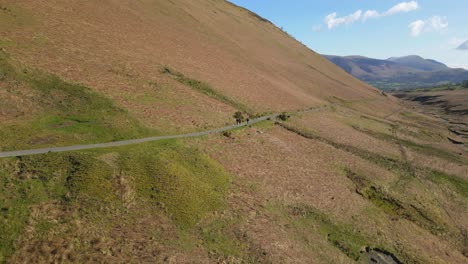 Caminantes-Distantes-Moviéndose-A-Lo-Largo-De-La-Pista-De-La-Ladera-Cerca-De-La-Mina-Force-Crag-Coledale-Beck-En-El-Distrito-Inglés-De-Los-Lagos