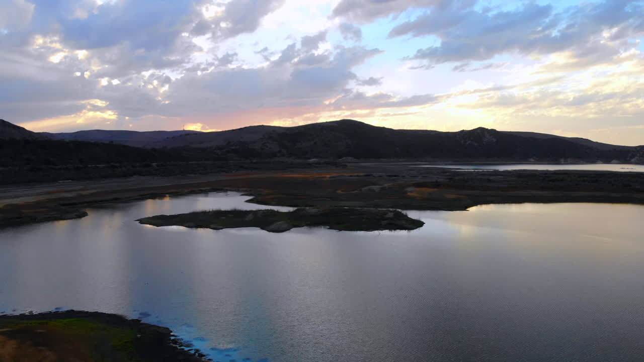 auge, ancho sobre los bajos niveles de agua del embalse del lago irvine seco y asolado por la sequía en el sur de california con drones aéreos 4k en la hermosa puesta de sol