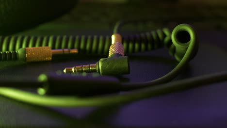 luces de colores cambiantes sobre el conector de audio de entrada estéreo y el cable enredado
