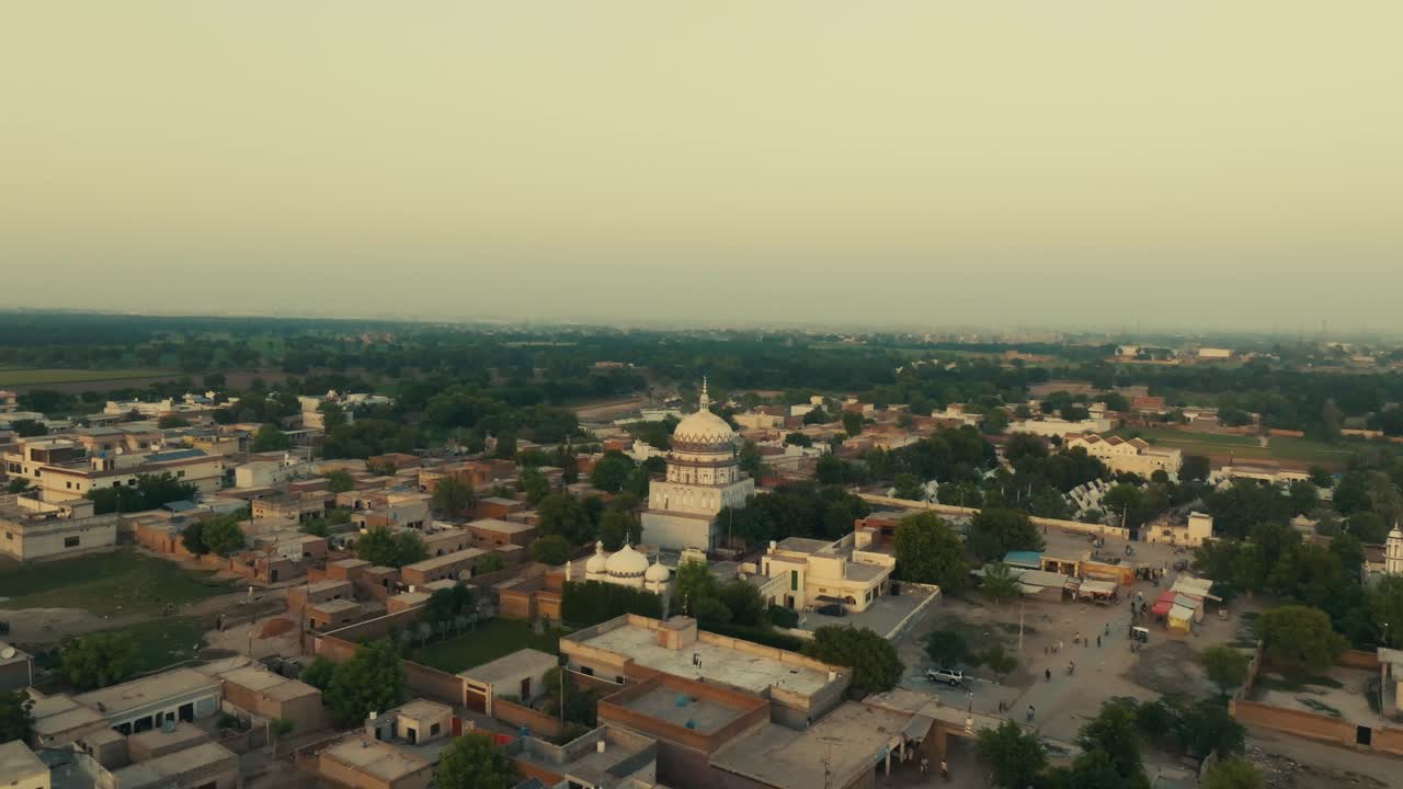 Vista aerea della città di Sher Shah con il suo caratteristico edificio a cupola