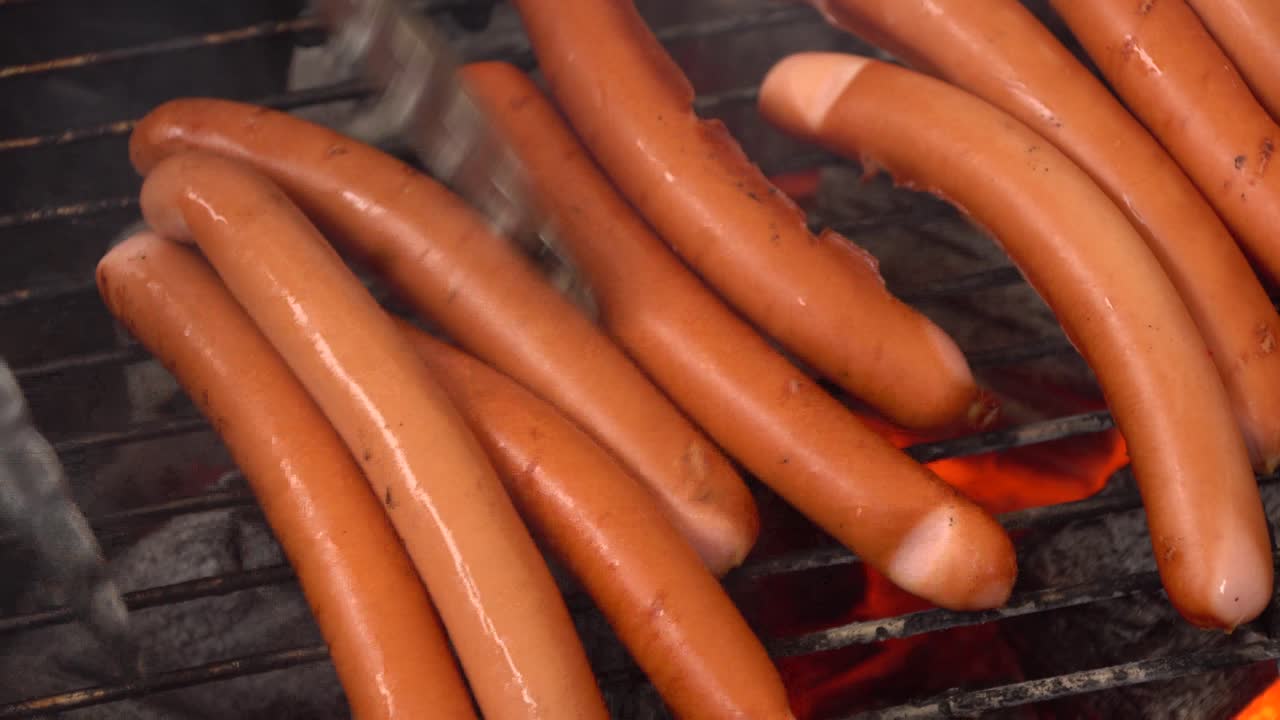 salchichas a la parrilla en una parrilla de carbón