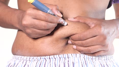 inyección de insulina en el abdomen