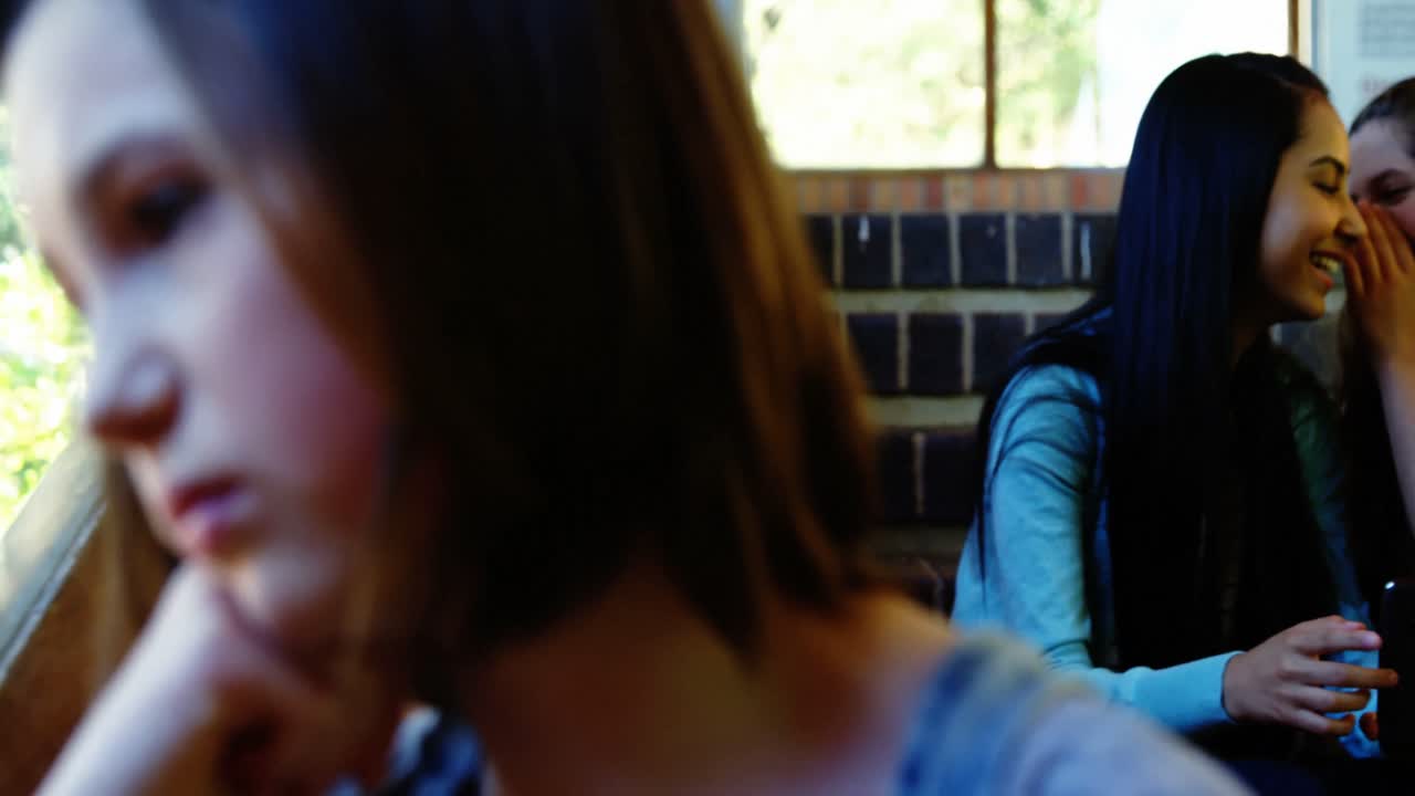 학교 친구 들 이 학교 복도 에서 슬픈 소녀 를 괴롭히고 있다