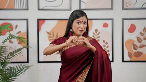 Indische-Frau,-Die-Herzform-Macht