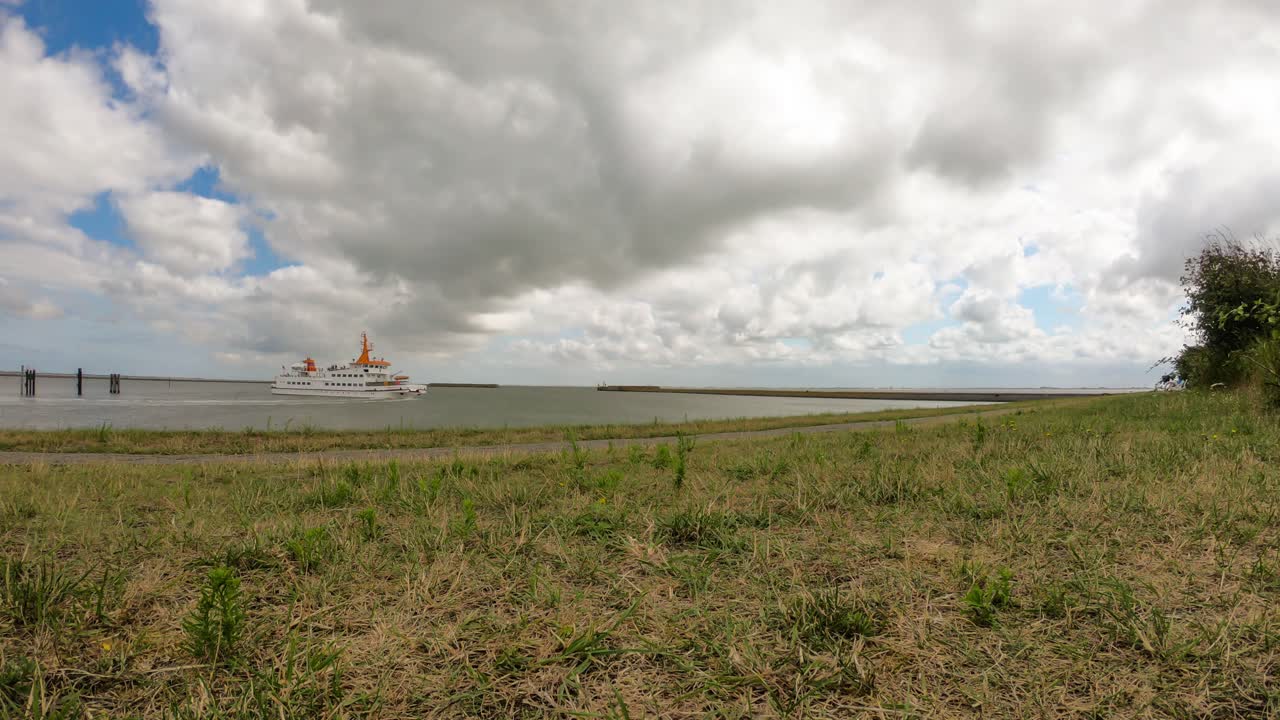 배가 180도 회전하여 바다로 가는 항구 옆 바다 풍경