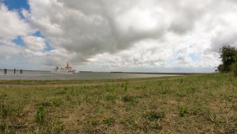 paisaje junto al mar junto al puerto con un barco que gira 180 grados y va al mar