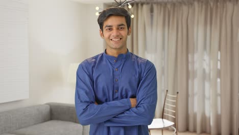 Selbstbewusster-Indischer-Mann-Mit-Gekreuzten-Händen-Im-Ethnischen-Outfit