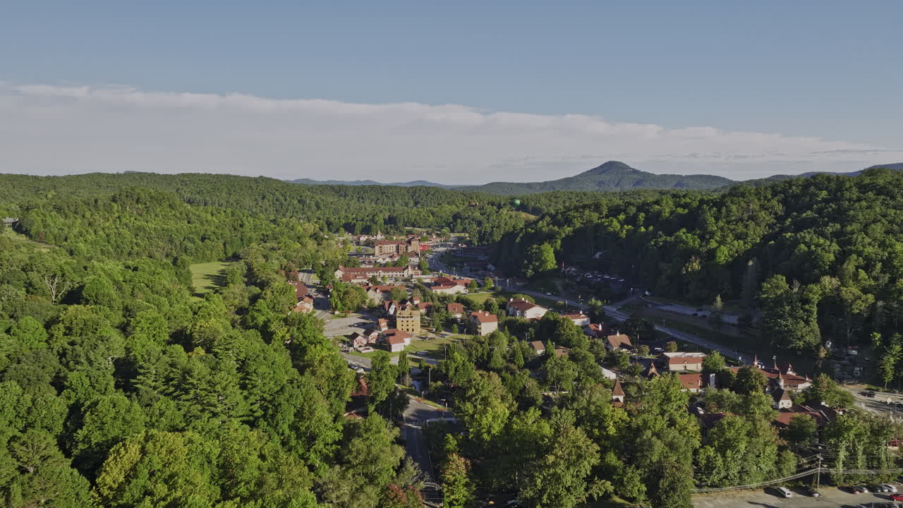 Helen, Geórgia, Aérea v4, sobrevoo cinematográfico em baixa altitude de uma vila alpina capturando arquiteturas em estilo bávaro cercadas por uma paisagem montanhosa verde exuberante - Filmado com Mavic 3 Cine - Outubro de 2022