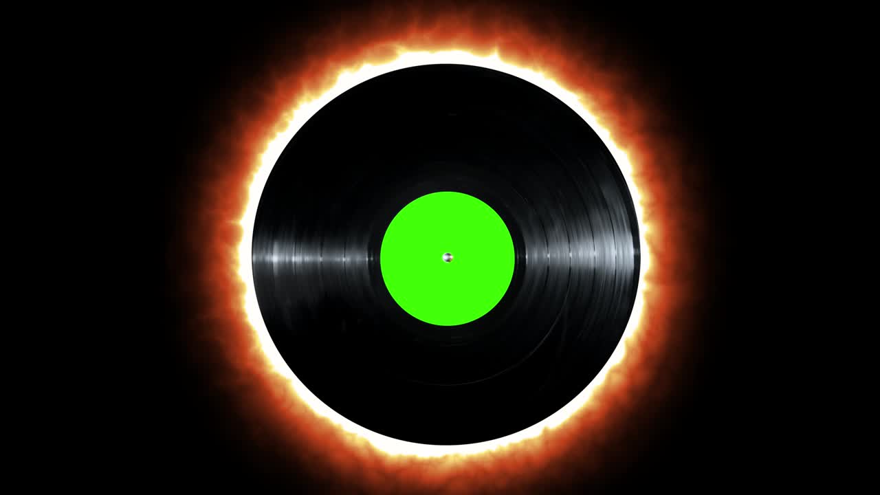 녹색 모방 스티커와 함께 반이는 네온 라인 비닐 디스크는 검은 바탕에 고립되어 회전합니다.