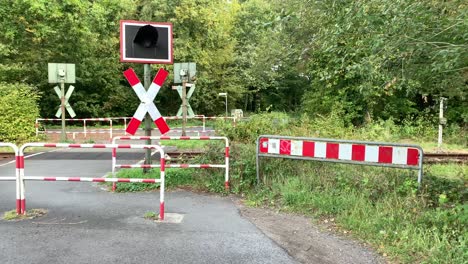 antiguo cruce de ferrocarril para personas que quieren pasar por encima de los rieles