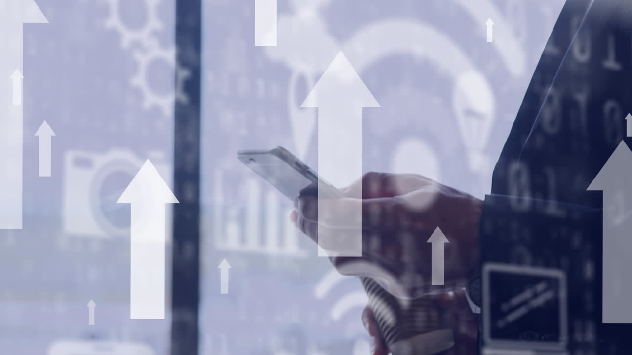 animación de una red de iconos sobre un hombre de negocios que usa un teléfono inteligente