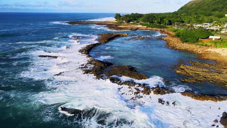 Impresionante-Cala-De-Tiburones-Vuela-Hasta-Las-Piscinas-De-Marea-De-La-Playa-De-Ke-Iki-Mientras-Grandes-Olas-Chocan-Contra-La-Costa,-Explora-Hawaii