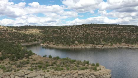 Panorámica-Aérea-En-El-Lago-Navajo-En-La-Región-De-Las-Cuatro-Esquinas-Del-Suroeste-Parte-2