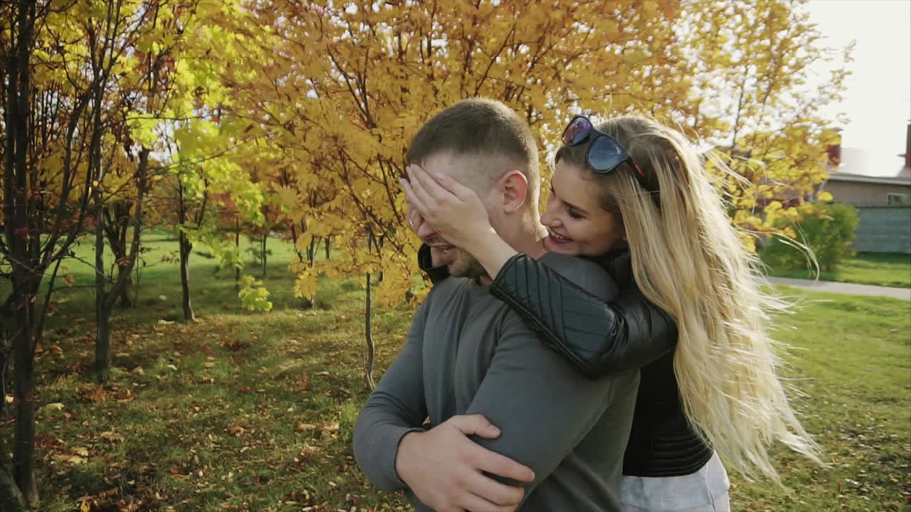 una pareja disfrutando del otoño en un parque.