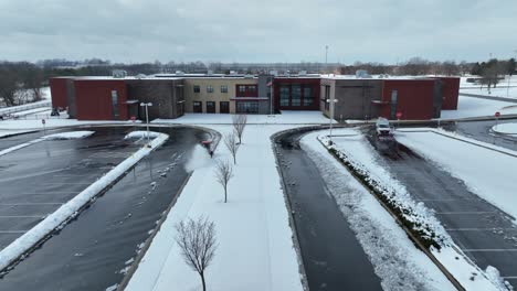 Aerial-flyover-towards-an-American-school-building