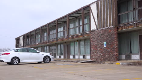 un motel abandonado de mala calidad se ha convertido en un probable laboratorio de metanfetamina para personas sin hogar en una región rural