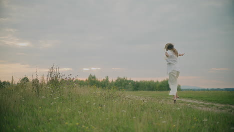 Mujer-Corriendo-Y-Bailando