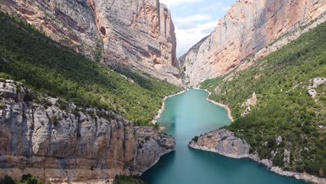 vista aérea de drones del cañón congost mont rebei, cataluña, españa