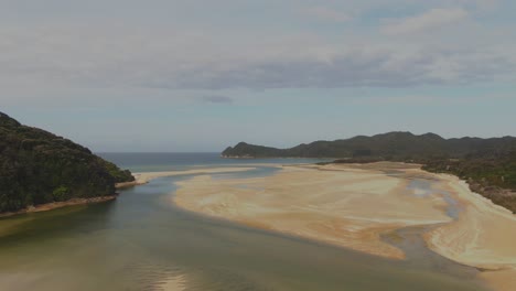 Slow-Aerial-Ascend-Over-Whitehaven-Beach-In-Whitsundays-New-Zealand