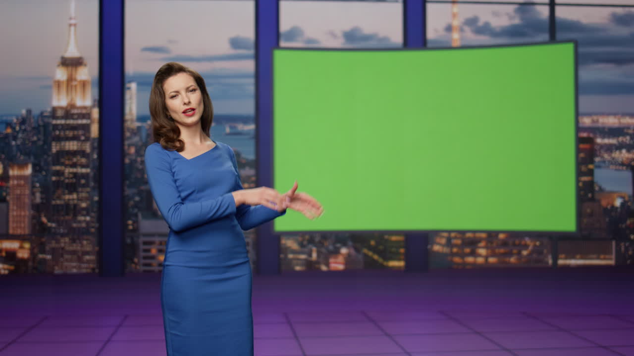 el presentador de greenscreen tv está iluminando las noticias diarias en el estudio de modern channel.