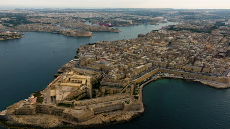 Visión-General-De-Drones-Del-Paisaje-Urbano-De-La-Valeta,-Nublado,-Noche-De-Verano-En-Malta