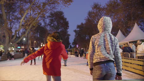 Niños-Patinando-Sobre-Hielo-Afuera-En-Montpellier-Francia-Noche-En-Cámara-Lenta