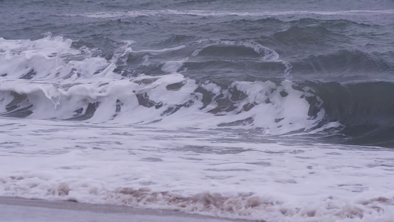 해안을 깨는 강력한 파도 - 슬로우 모션