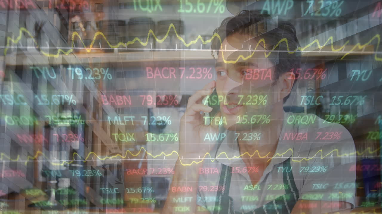 스마트 폰으로 이야기하는 백인 남성 웨이터에 대한 주식 시장 데이터 처리 애니메이션