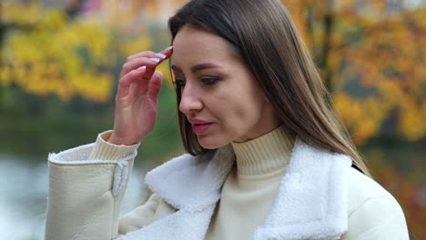 mujer en el parque de otoño