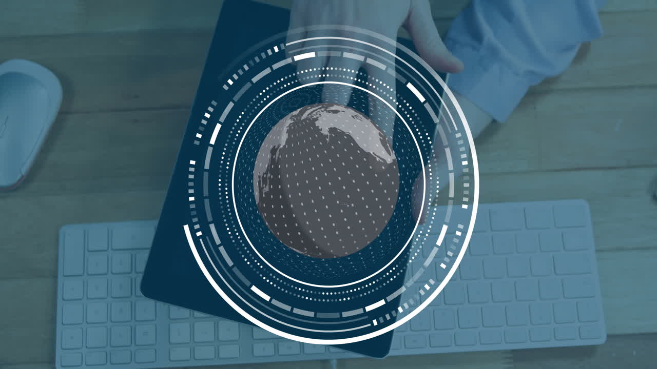 animación del globo y procesamiento de datos sobre mujer caucásica usando tableta