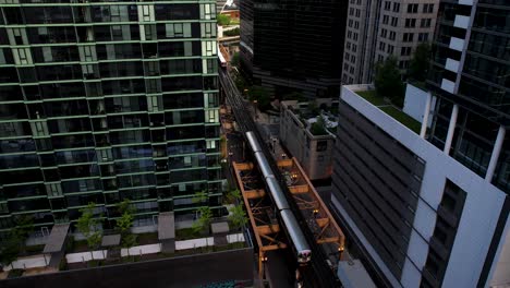 Cityscape-of-Chicago-L-Trains-Passing-By-Luxury-Apartments-In-City-Center-Downtown
