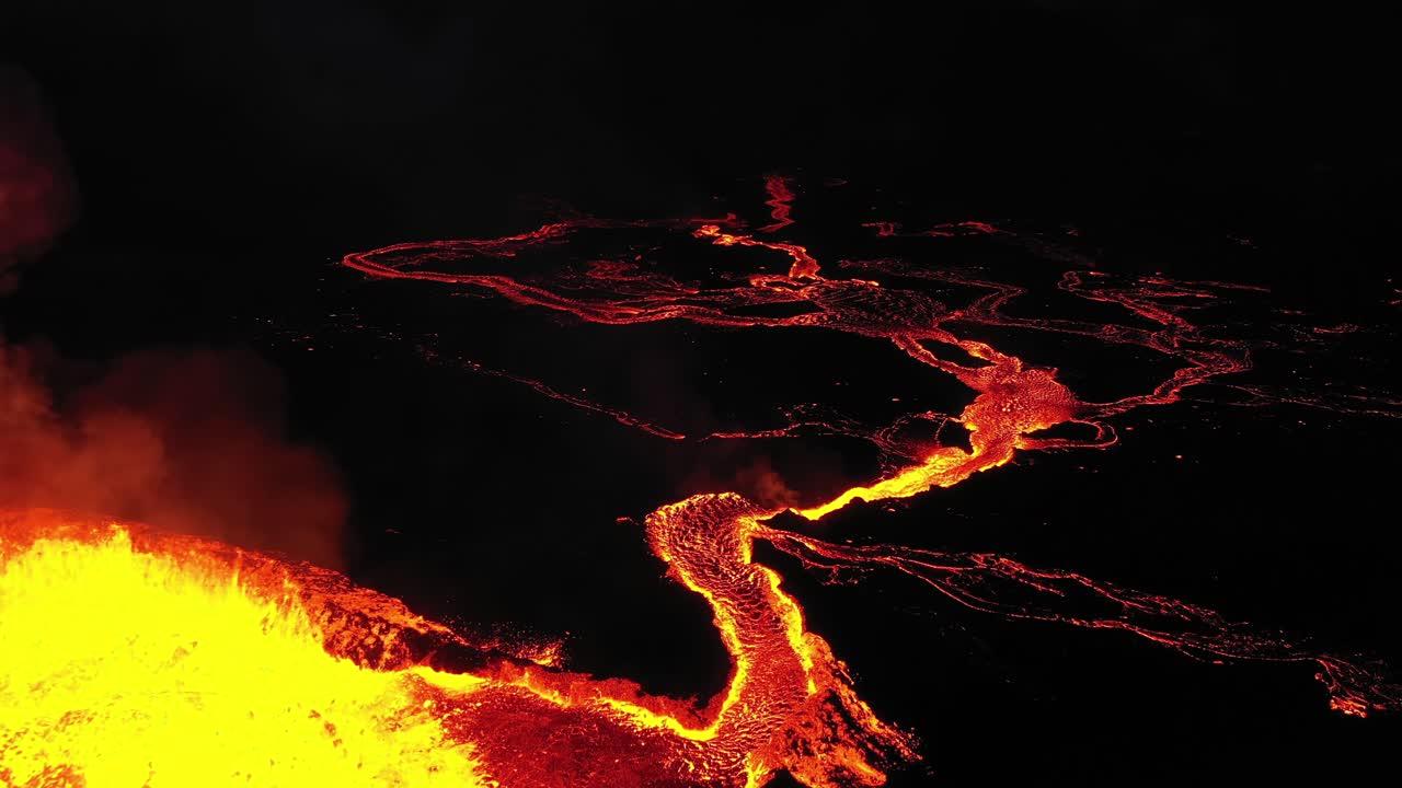 Flusso di lava di notte