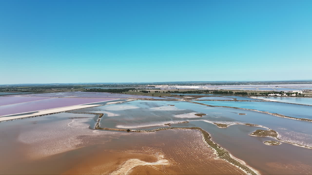 espectáculo aéreo de aigues-mortes, donde las cuencas salinas florecen en rosa radiante.