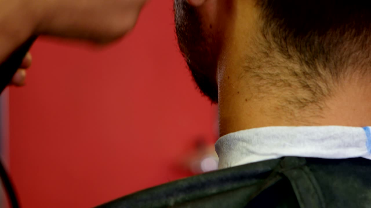 hombre cortándose el cabello por un peluquero 4k
